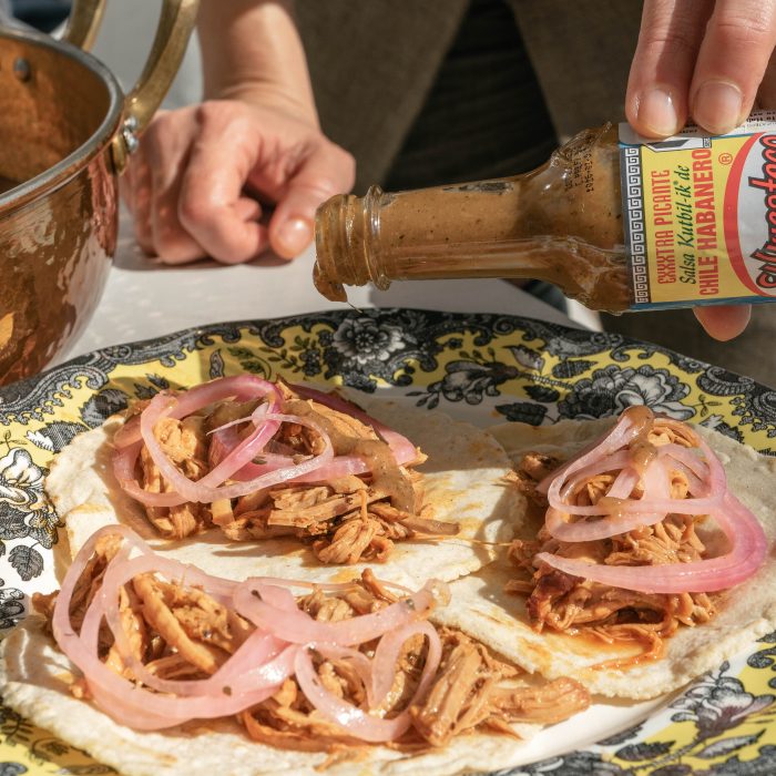 La cochinita pibil es un guiso correspondiente a la gastronomía de Yucatán, basado en carne de cerdo adobada en achiote, envuelta en hoja de plátano y cocida dentro de un horno de tierra usando una técnica prehispánica conocida como píib.