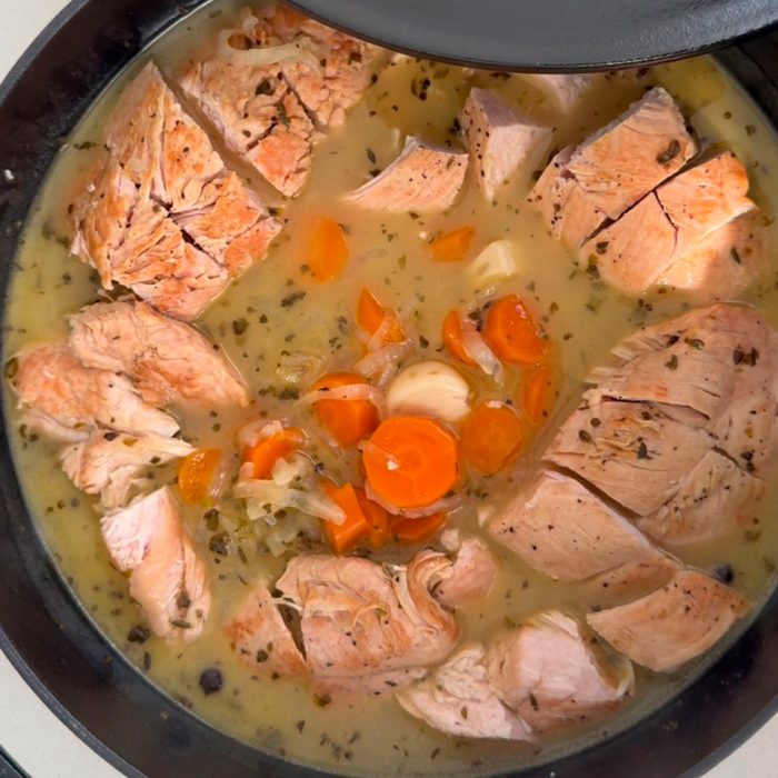 Preparación: Sella el pavo: En una cazuela grande, añade un poco de aceite de oliva y dora las pechugas de pavo por ambos lados. No es necesario que se cocinen del todo, solo sellarlas. Retira y reserva...