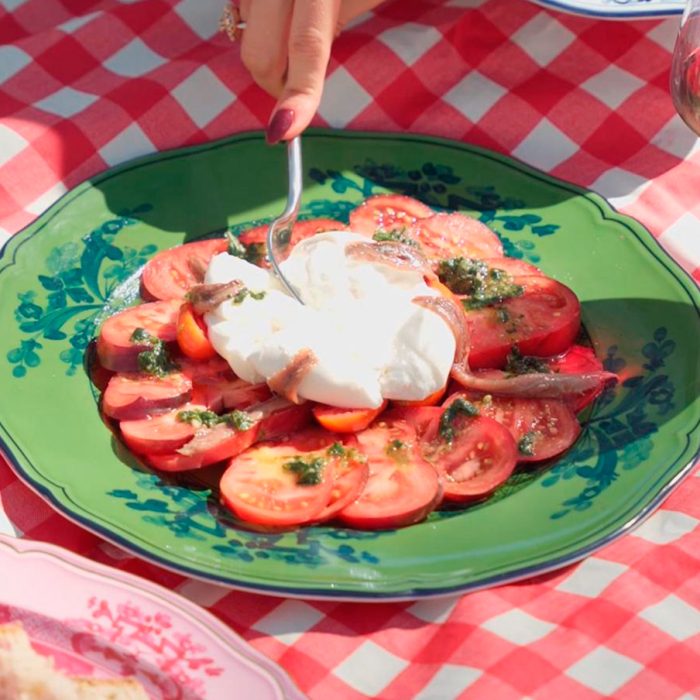 Hay días en los que solo quiero algo fácil, fresco y rico. Esta ensalada cumple todo… y un poquito más. Tomates maduros, burrata fresca, un pesto que huele a verano y el toque salado de las anchoas. Nada complicado, todo delicioso.