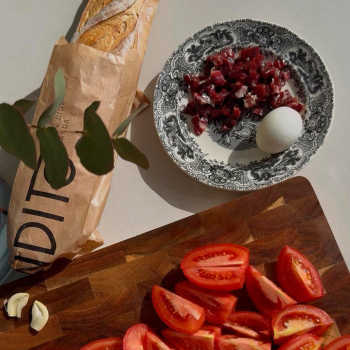 Yo lo amo! Es fresco, cremoso y con pocos ingredientes. Una receta andaluza que probé en Córdoba y que ahora no falta en mi casa cada verano.
Te dejo el paso a paso en el video y la receta completa justo aquí abajo.