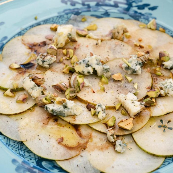Carpaccio de pera con blue cheese y pistaches