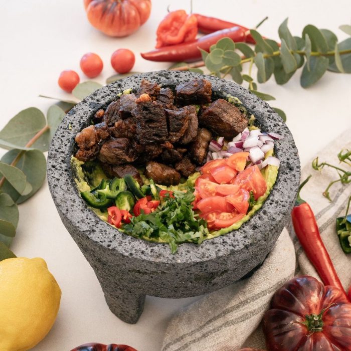 Chicharrón de Ribeye con Guacamole en Molcajete