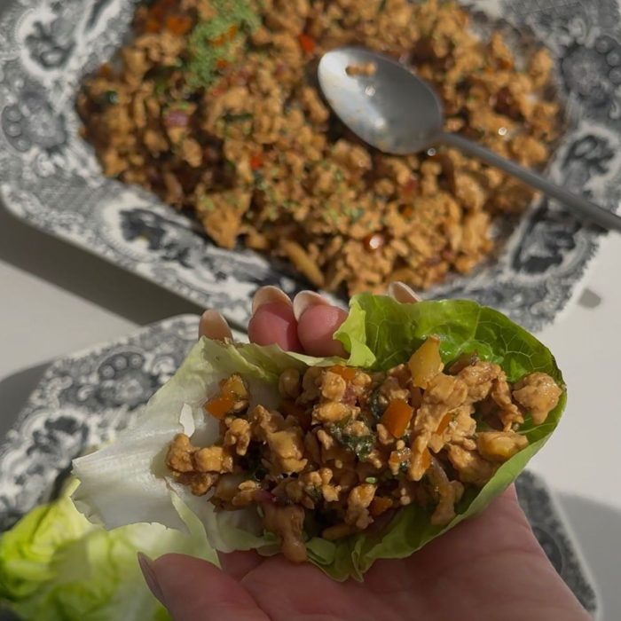 Taquitos thai en lechuga