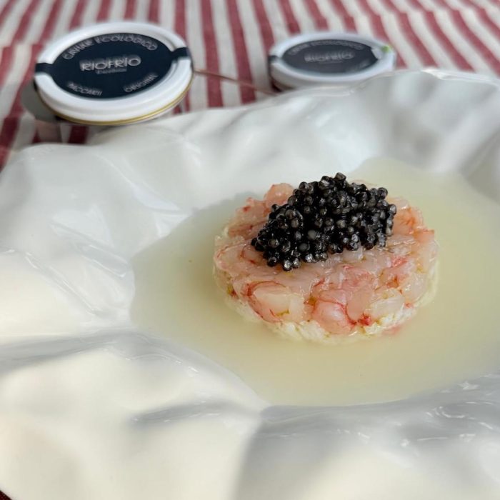 Procedimiento Fumé blanco al jengibre: Corta puerro, apio y zanahoria. Sofríe suavemente las verduras sin que tomen color. Añade el jengibre y el vino blanco; deja evaporar el alcohol. Incorpora el agua, el laurel y una pizca de sal. Cocina 20–25 minutos. Cuela y mantén caliente. Ahúma el fumé justo antes de servir usando virutas y ahumador de mano o campana.